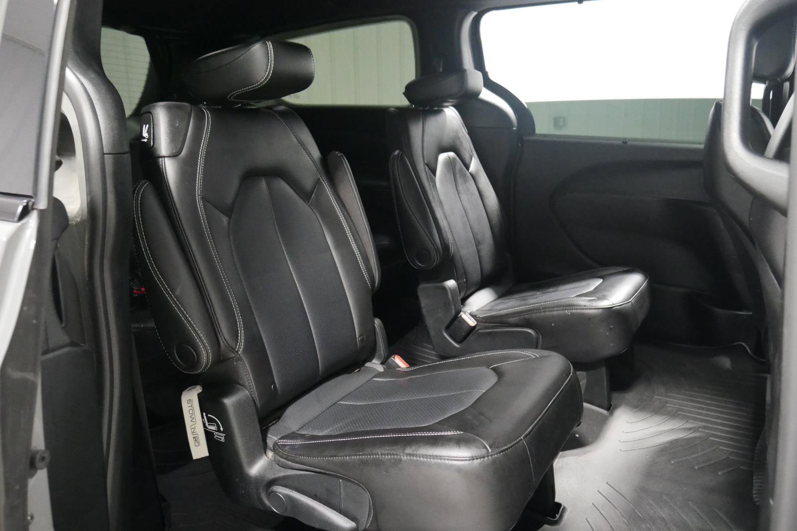 Used 2023 Chrysler Pacifica Touring-L w/ S Appearance Package image 17