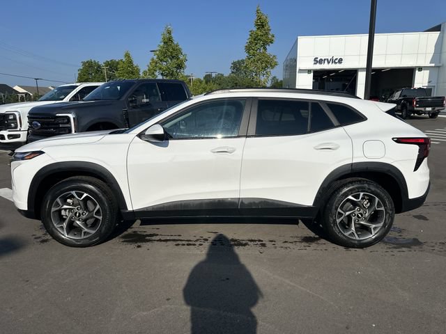 Used 2025 Chevrolet Trax LT w/ LT Convenience Package FWD image 2