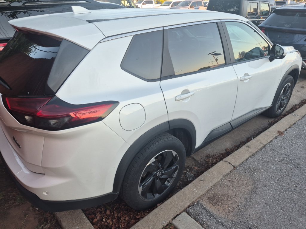 Used 2024 Nissan Rogue SV AWD/4WD image 16