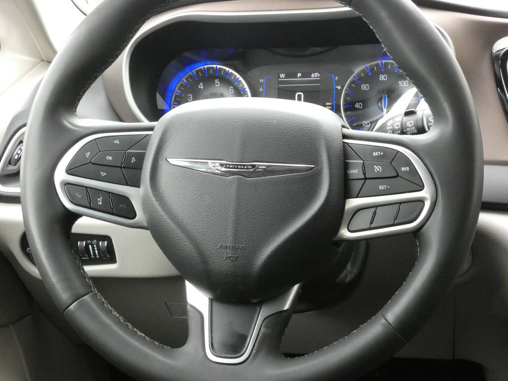 Used 2023 Chrysler Voyager LX FWD image 10