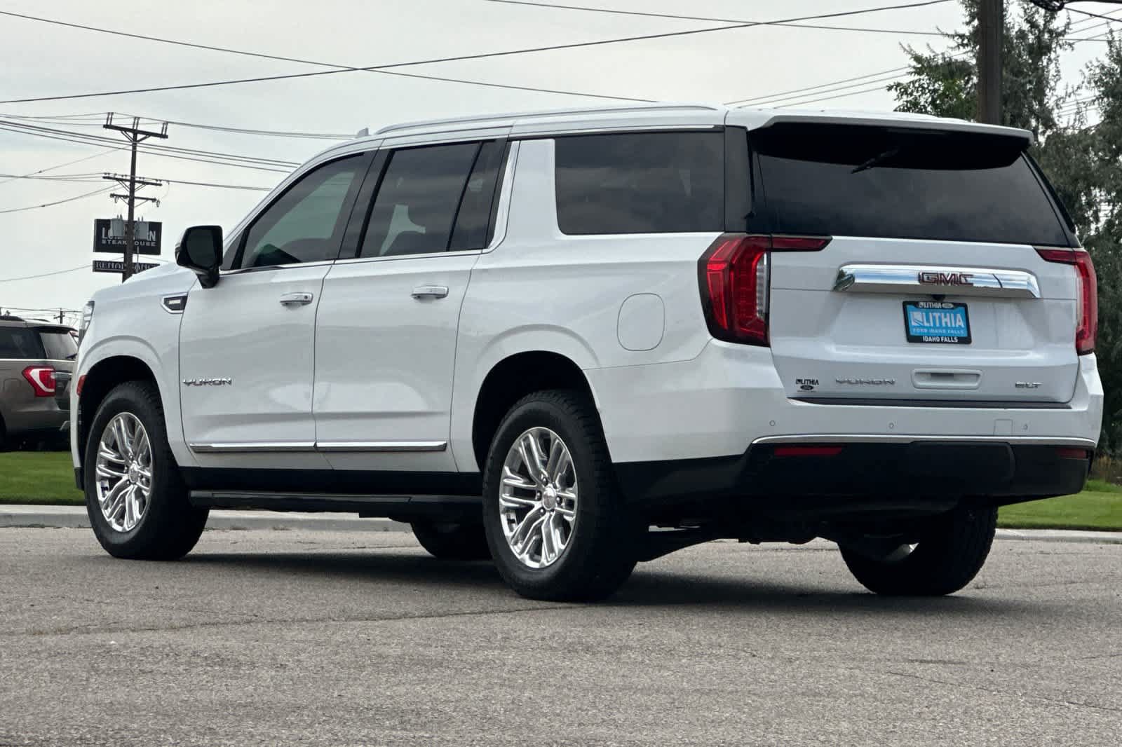 Used 2022 GMC Yukon XL SLT w/ SLT Premium Package AWD/4WD image 6