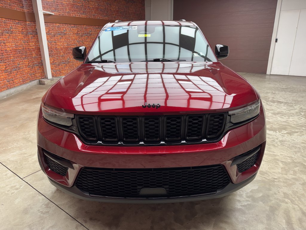 Used 2023 Jeep Grand Cherokee Altitude AWD/4WD image 8