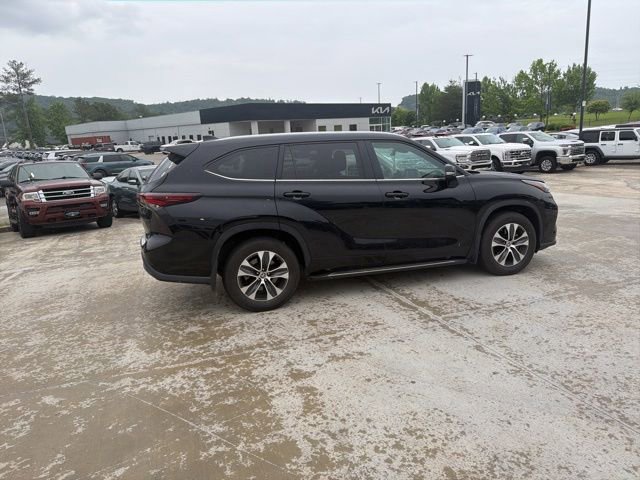 Used 2024 Toyota Highlander XLE AWD/4WD image 7