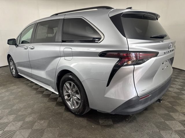 Used 2024 Toyota Sienna LE AWD/4WD image 6