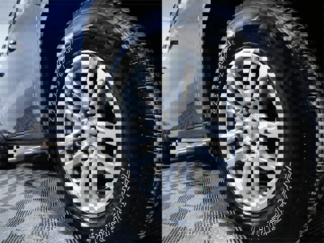 Used 2021 Chevrolet Silverado 1500 LT image 2