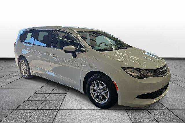 Used 2023 Chrysler Voyager LX FWD image 3