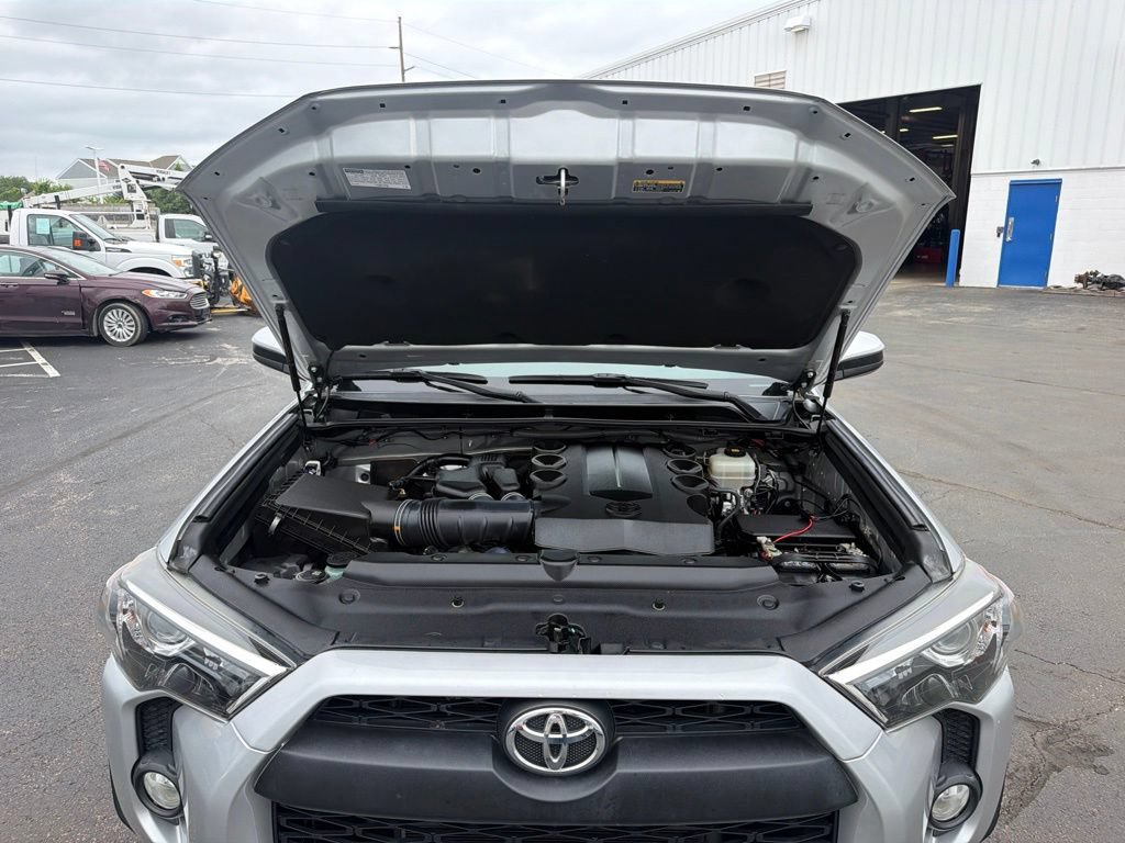 Used 2018 Toyota 4Runner SR5 AWD/4WD image 33