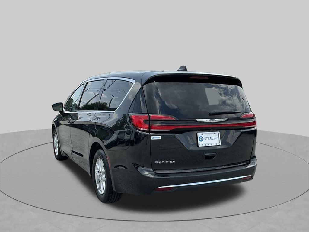 Used 2023 Chrysler Pacifica Touring-L FWD image 8