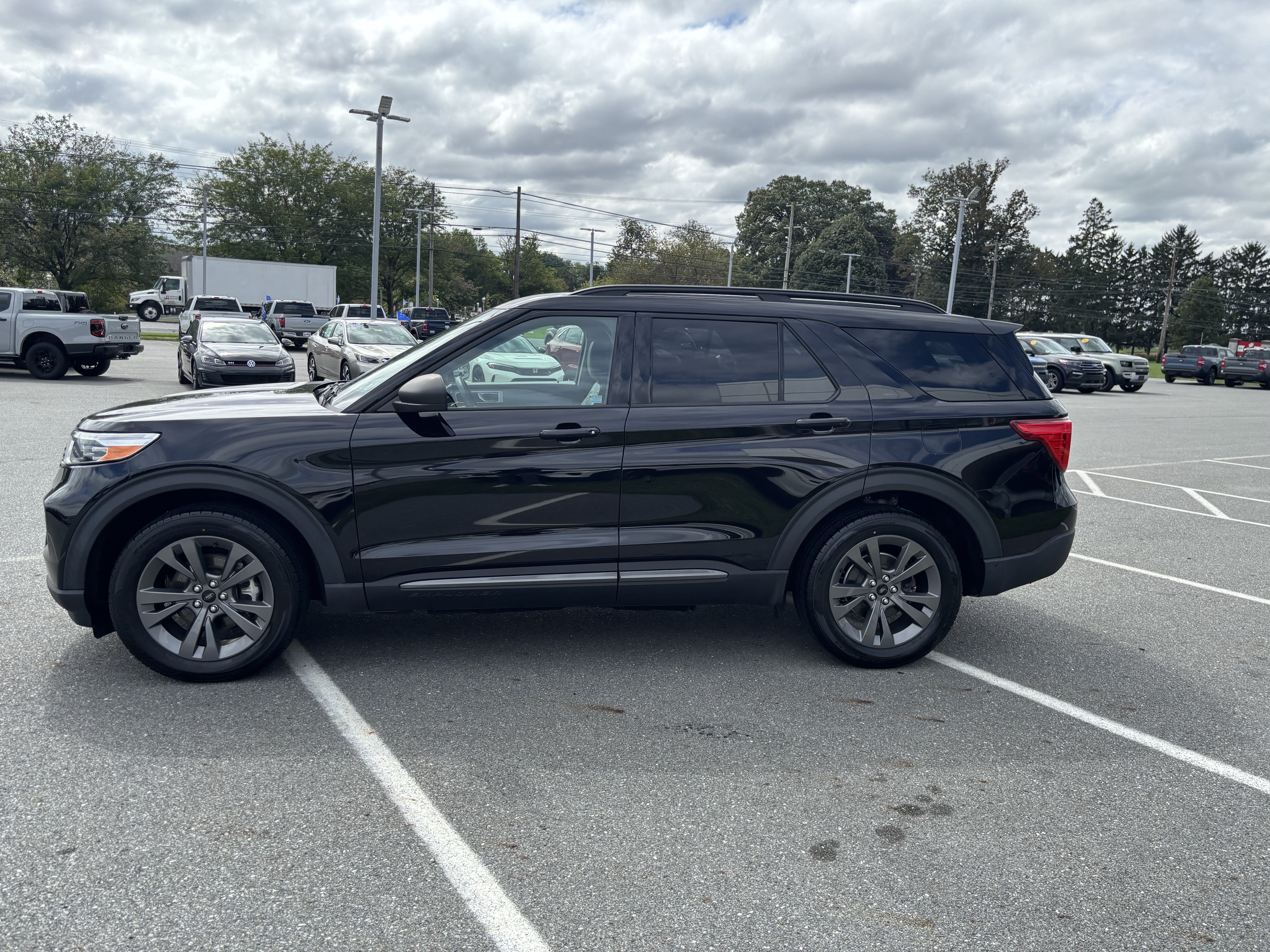 Certified 2021 Ford Explorer XLT w/ Equipment Group 202A AWD/4WD image 4