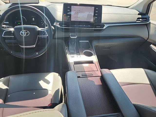 Used 2021 Toyota Sienna XLE image 7