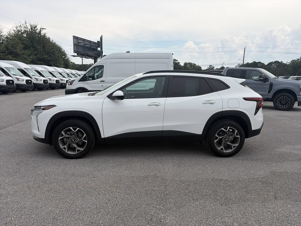 Used 2025 Chevrolet Trax LT FWD image 4