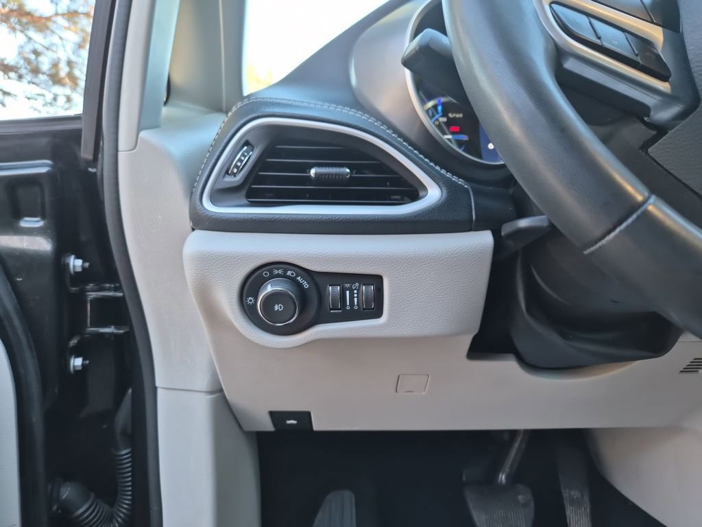 Used 2024 Chrysler Pacifica Select image 13