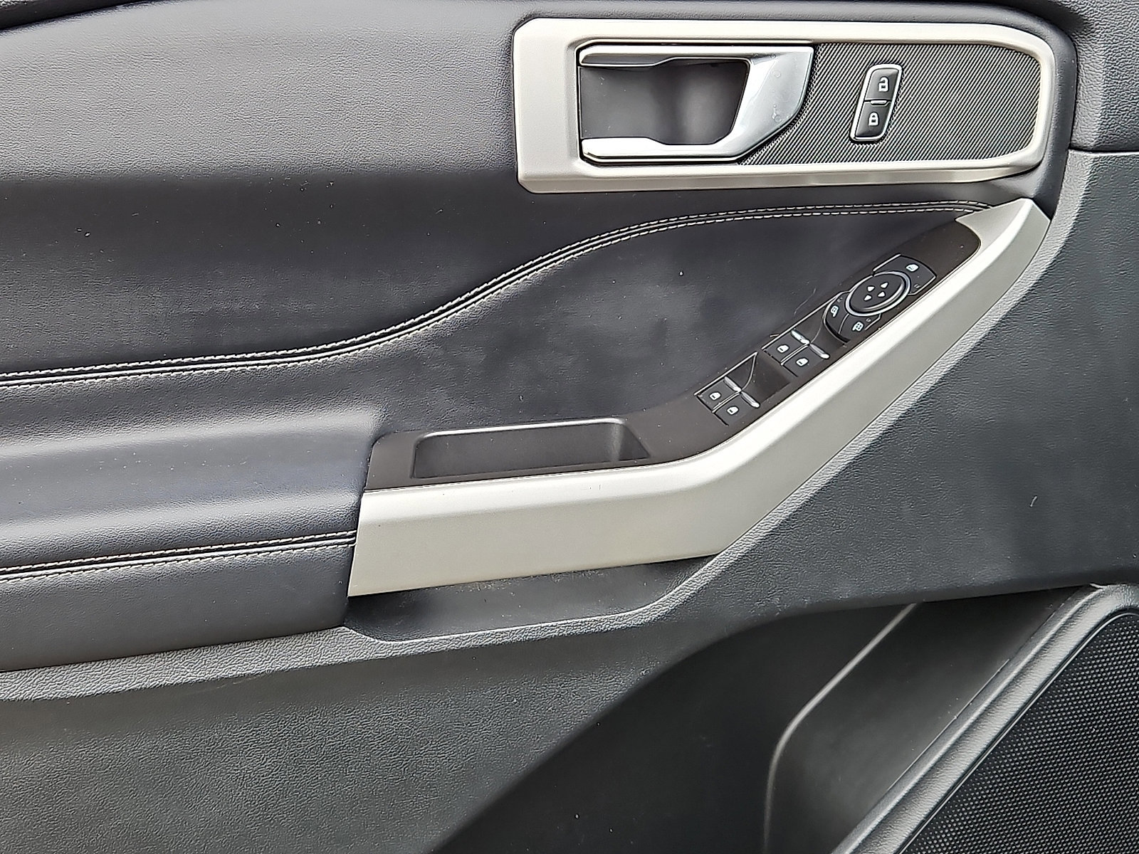 Certified 2022 Ford Explorer XLT w/ Equipment Group 202A image 14