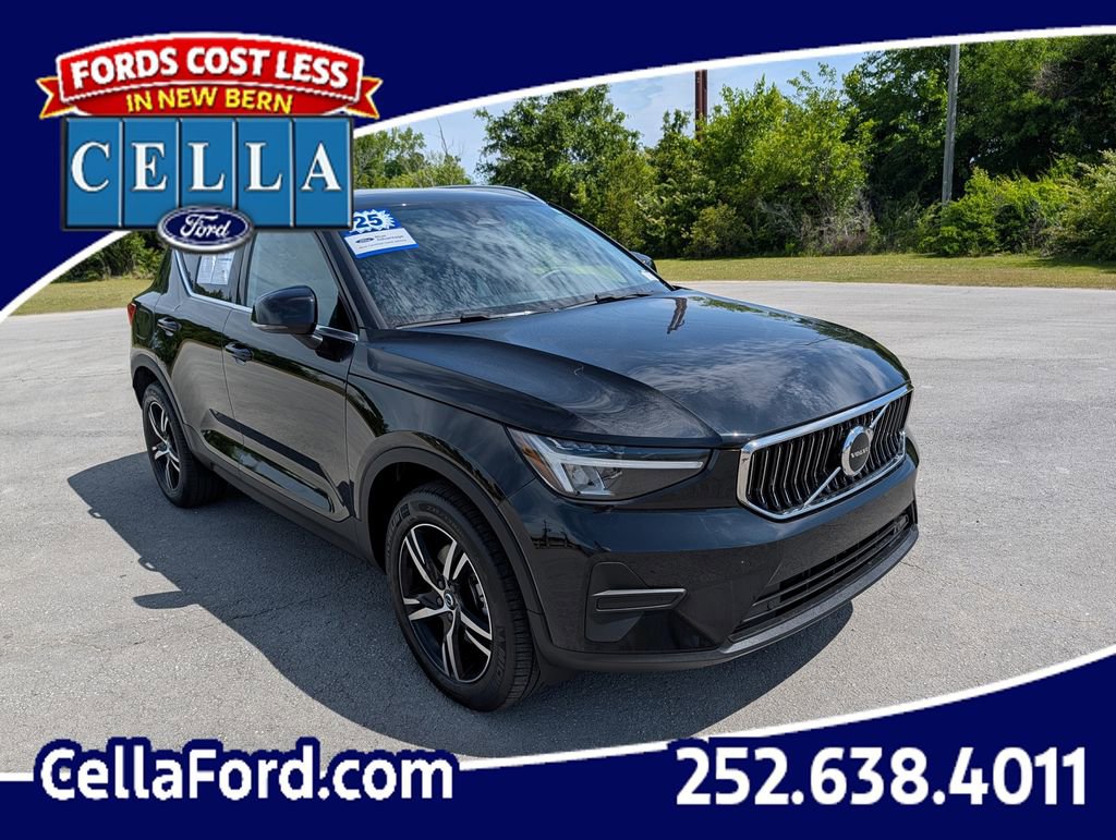 Used 2025 Volvo XC40 B5 Core