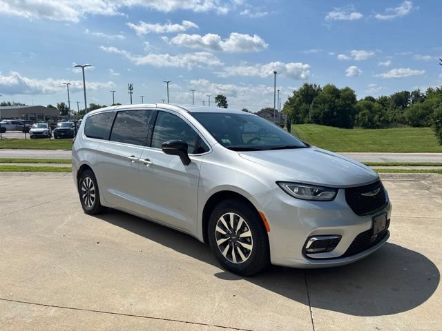 Used 2024 Chrysler Pacifica Limited FWD image 32