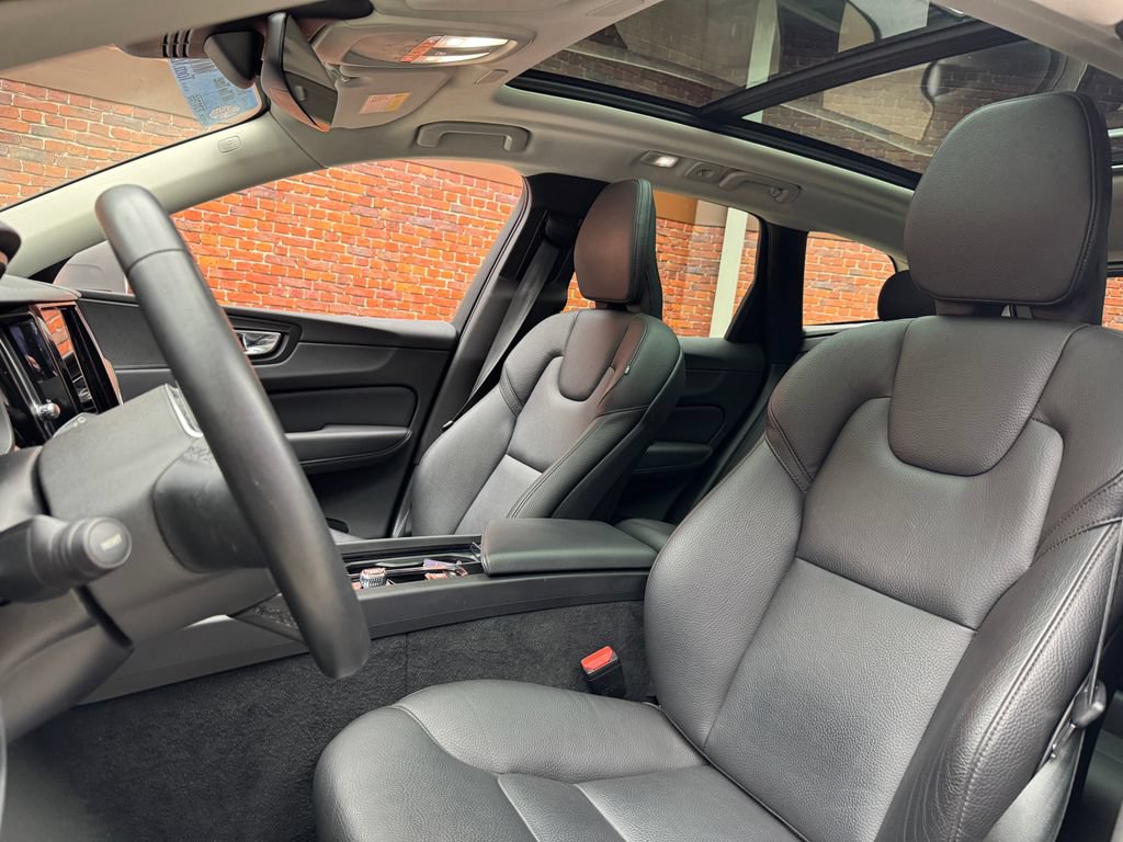Used 2022 Volvo XC60 B5 Momentum AWD/4WD image 23