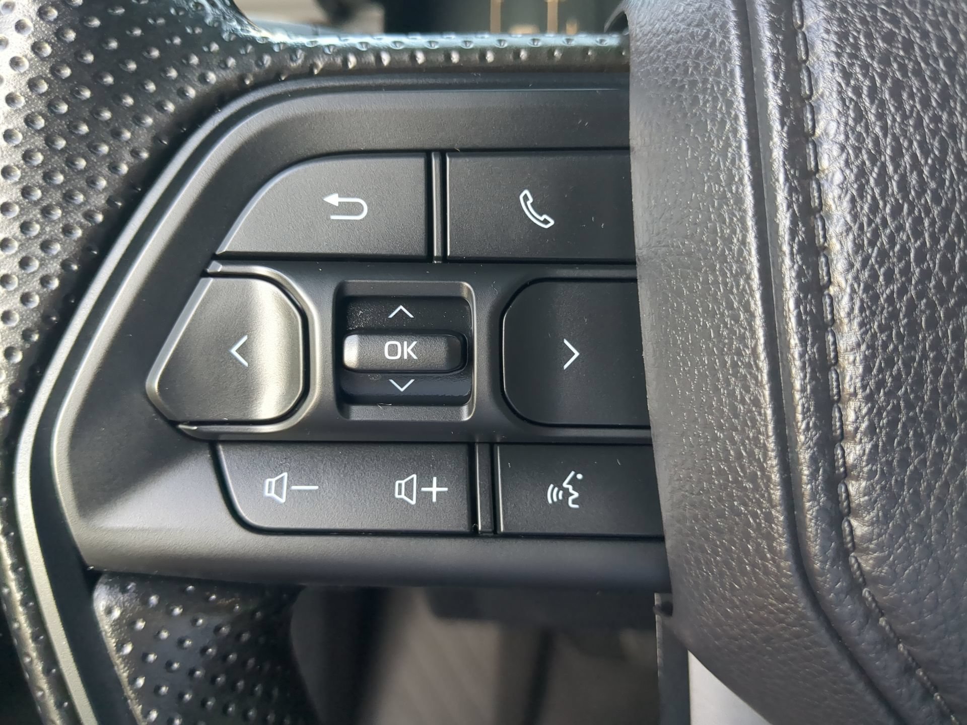 Used 2025 Toyota Tacoma SR5 AWD/4WD image 64