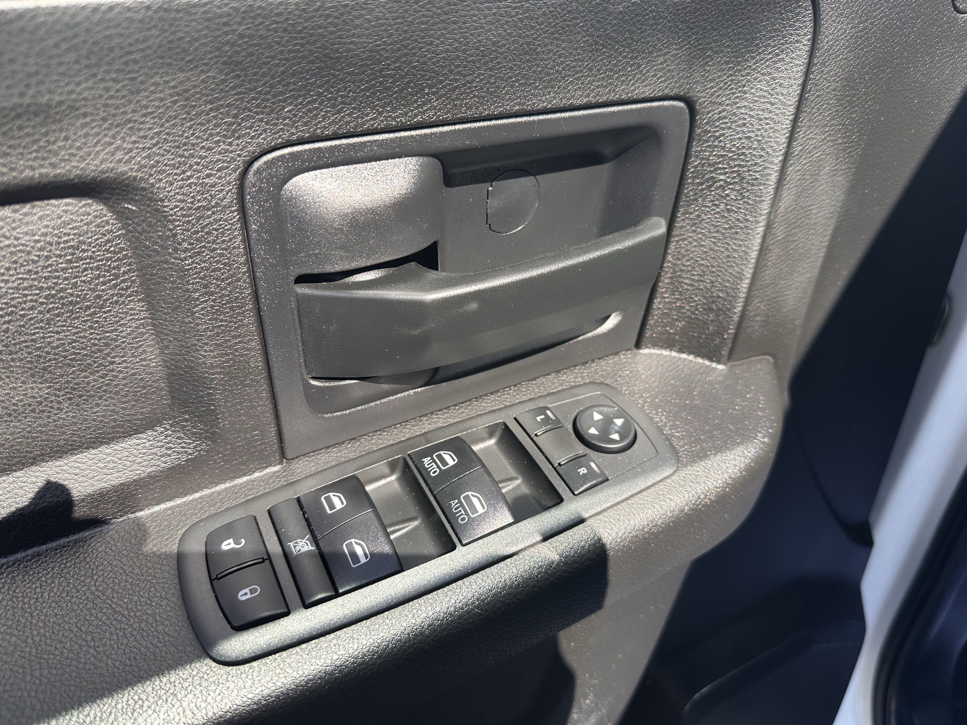 Used 2018 RAM 3500 Tradesman w/ Chrome Appearance Group RWD image 17