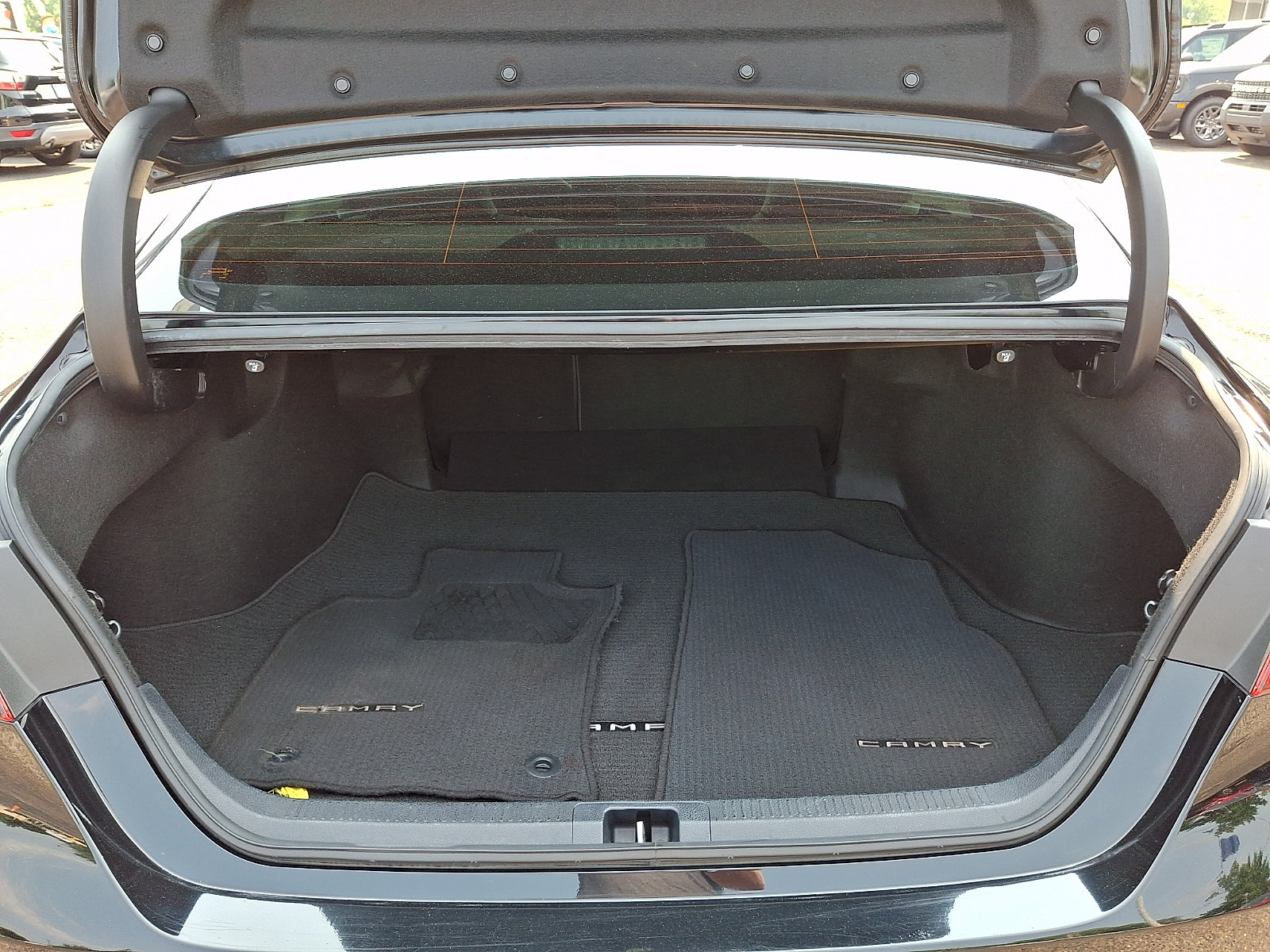 Used 2022 Toyota Camry SE w/ Carpet Mat Package (TMS) FWD image 27