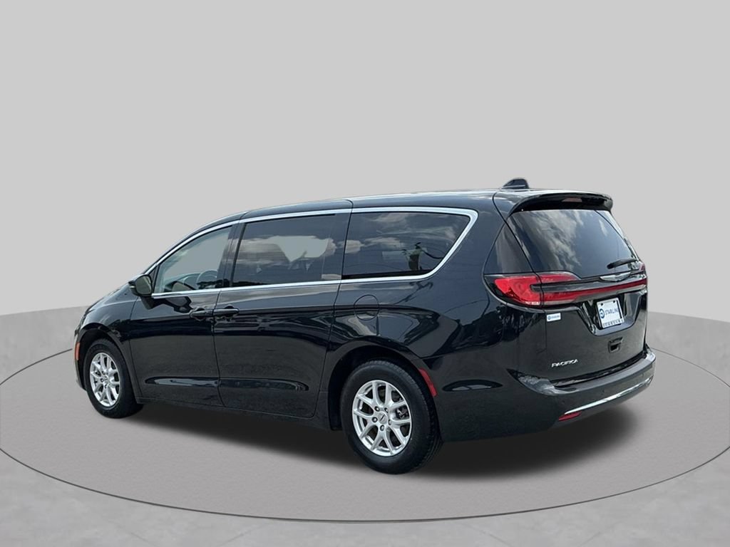 Used 2023 Chrysler Pacifica Touring-L FWD image 6