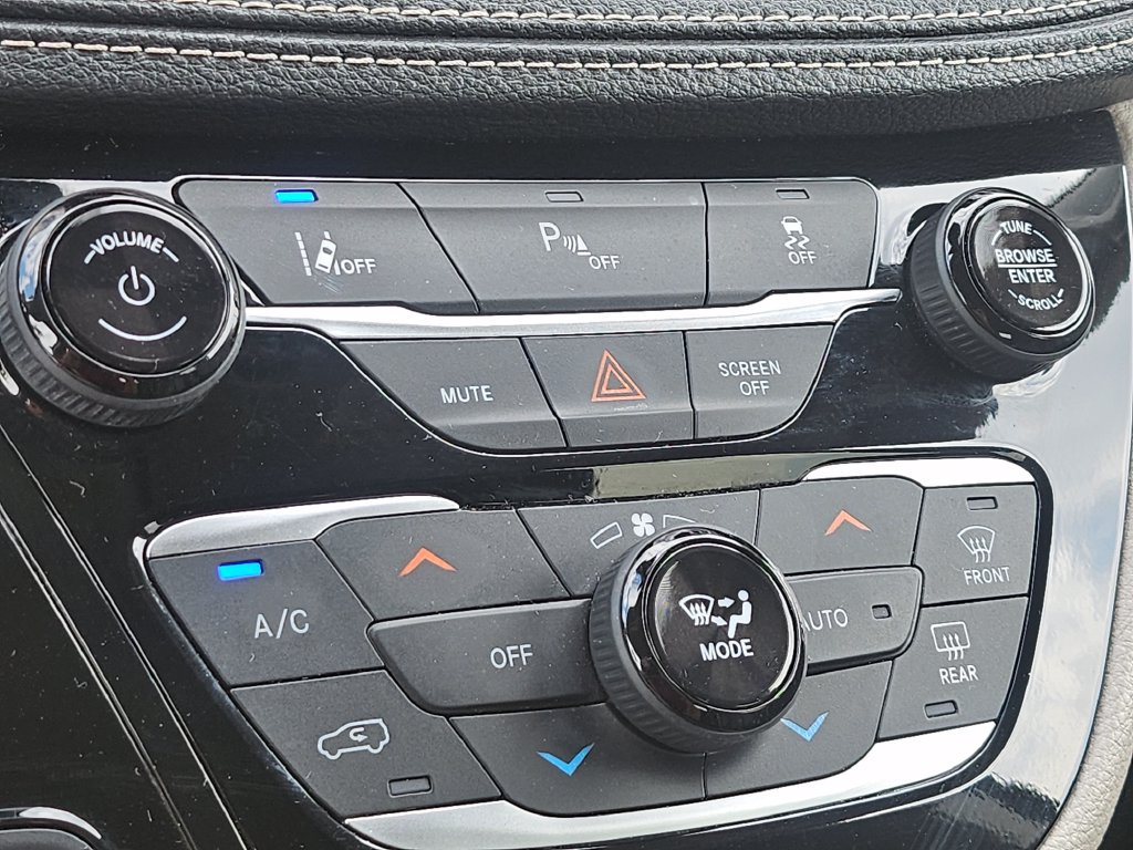 Used 2023 Chrysler Pacifica Limited FWD image 36
