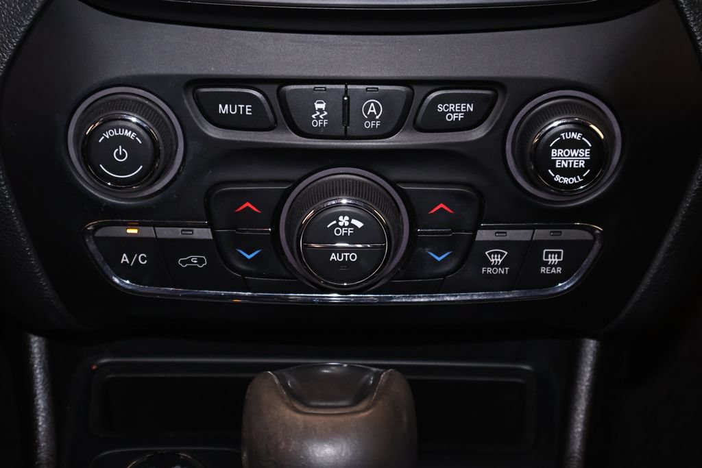 Used 2019 Jeep Cherokee Trailhawk w/ Cold Weather Group AWD/4WD image 29