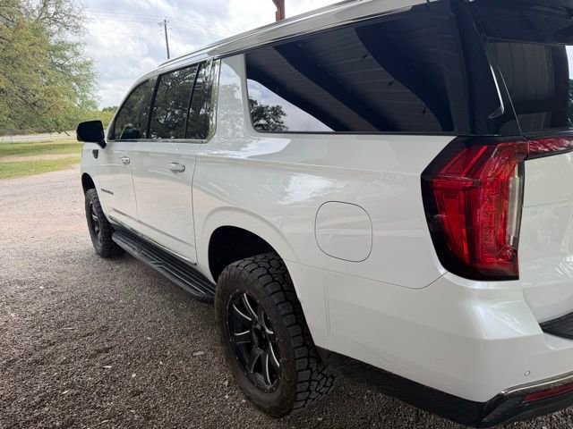 Used 2023 GMC Yukon XL SLT w/ SLT Premium Package AWD/4WD image 3