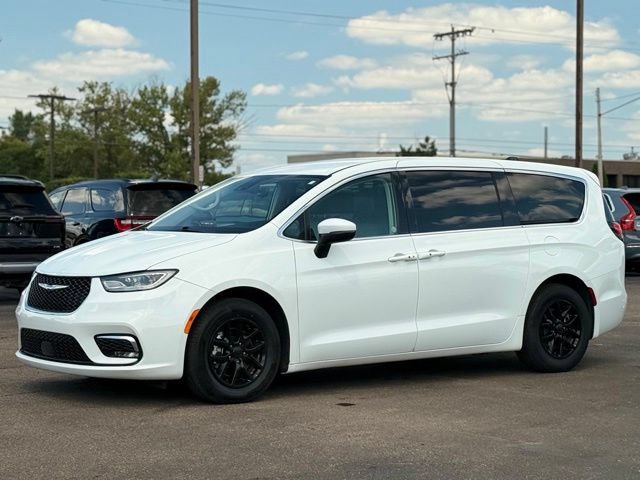 Used 2023 Chrysler Pacifica Touring-L FWD image 38