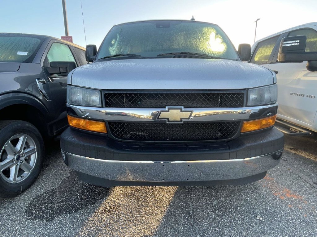 Used 2025 Chevrolet Express 3500 LT w/ LT Preferred Equipment Group RWD image 2