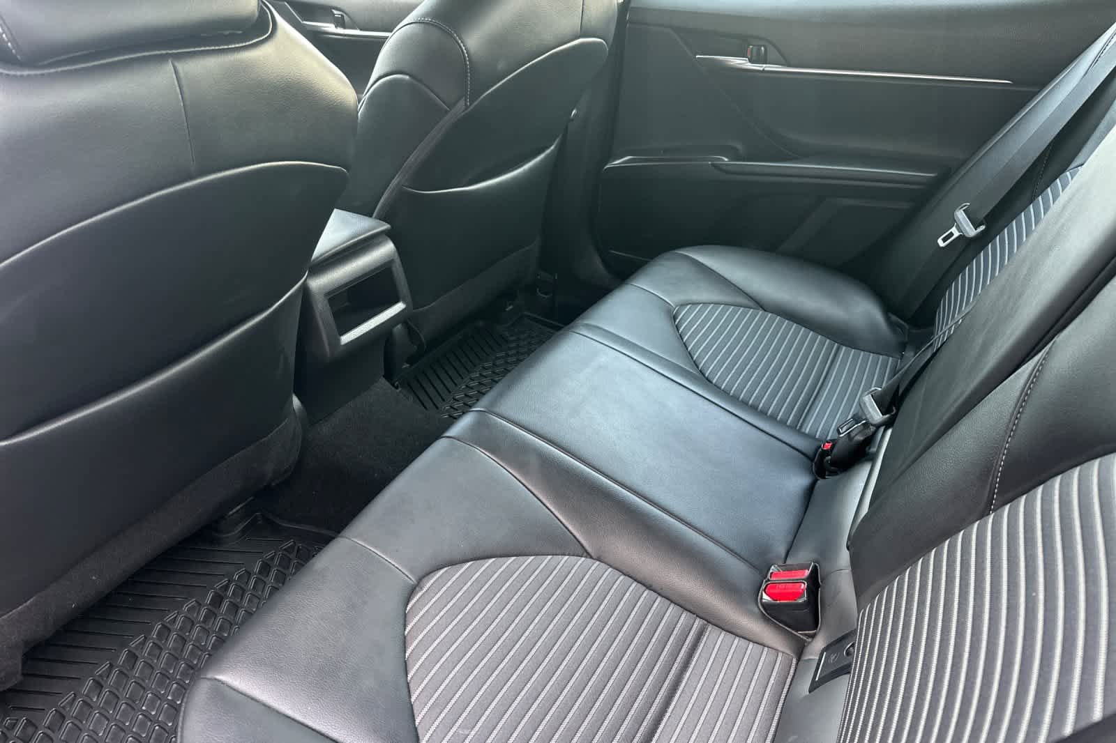 Used 2024 Toyota Camry SE FWD image 4