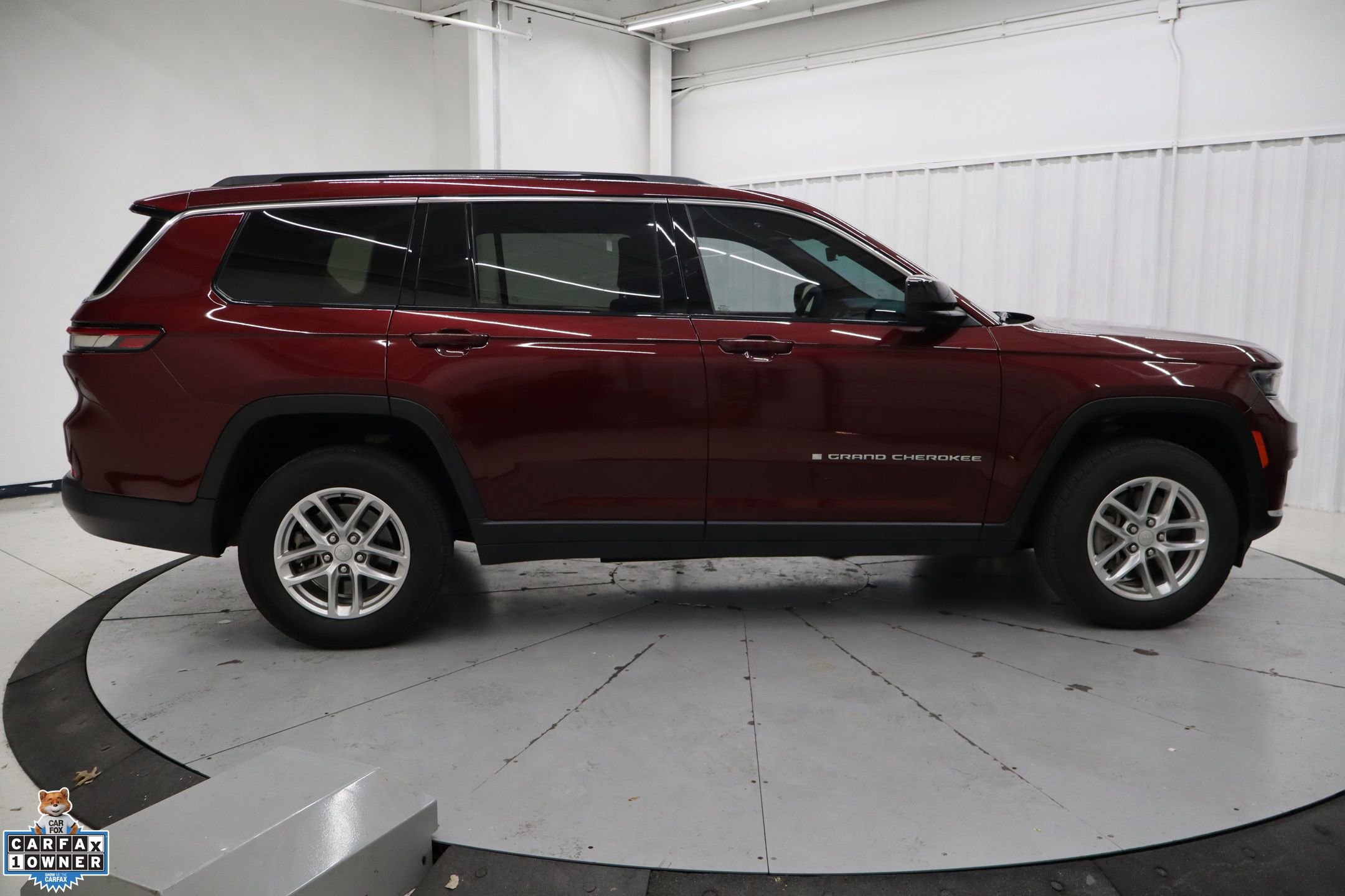 Used 2025 Jeep Grand Cherokee L Laredo RWD image 2