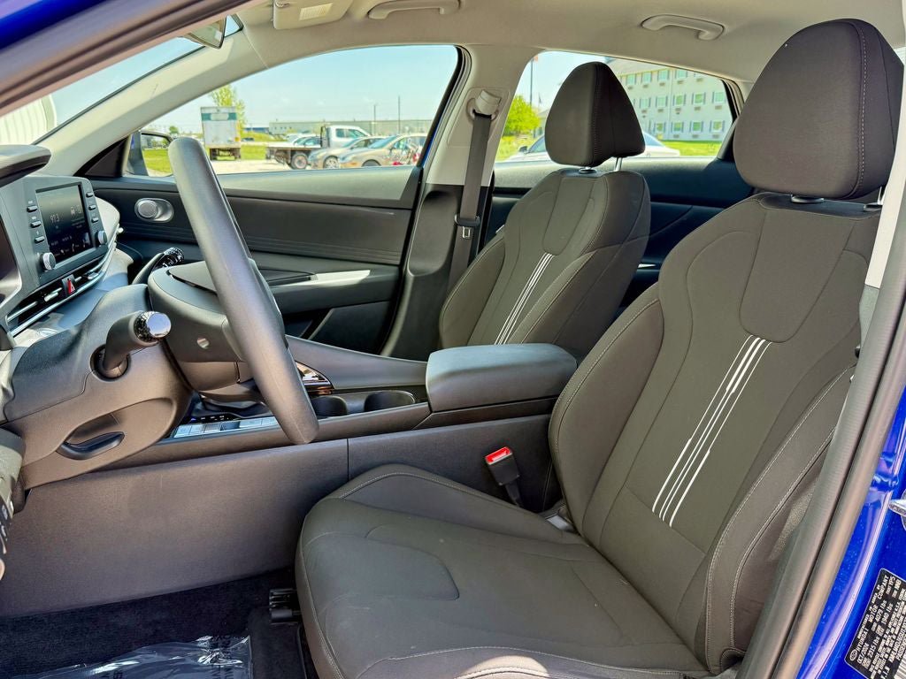 Used 2025 Hyundai Elantra Hybrid FWD image 11