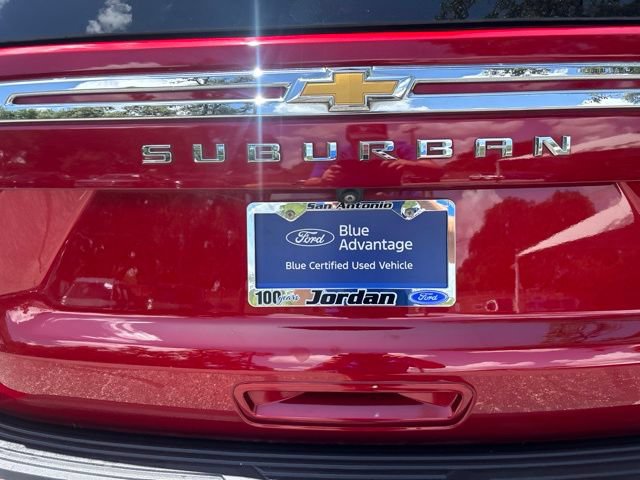 Used 2022 Chevrolet Suburban LT w/ Luxury Package RWD image 8