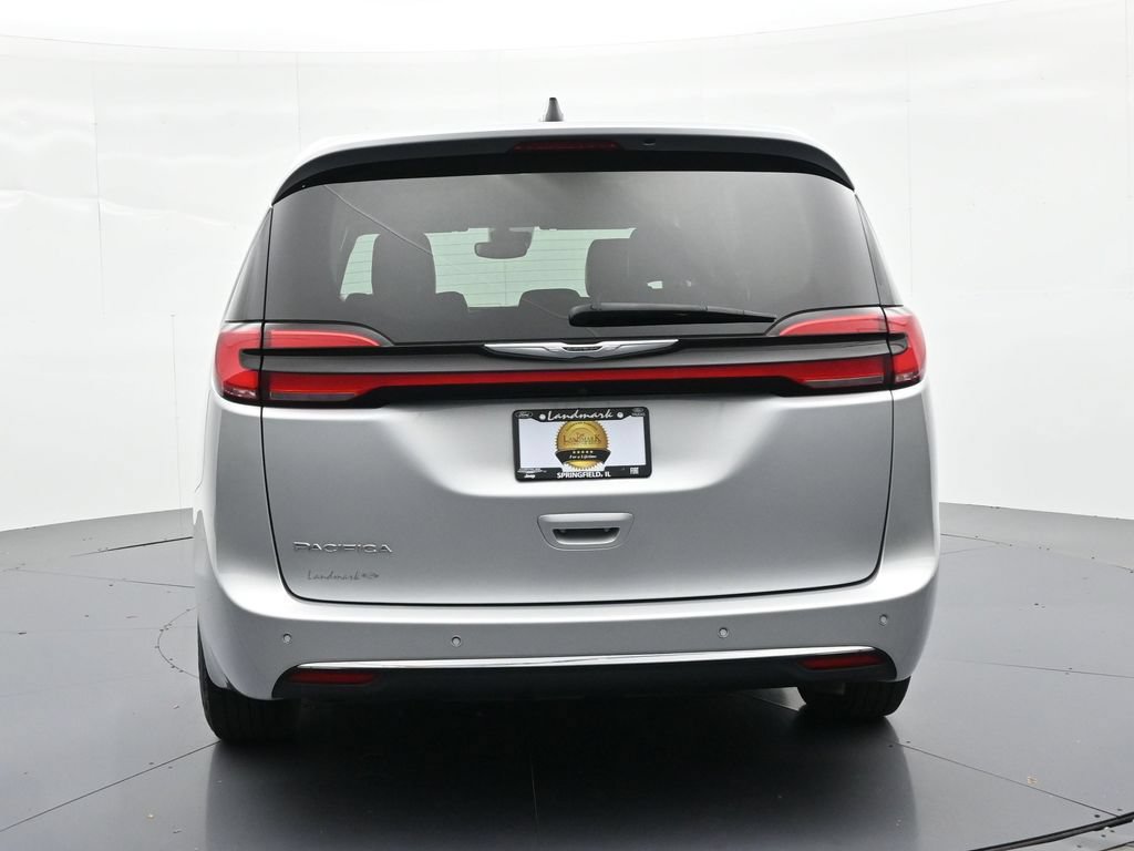Used 2024 Chrysler Pacifica Touring-L FWD image 7