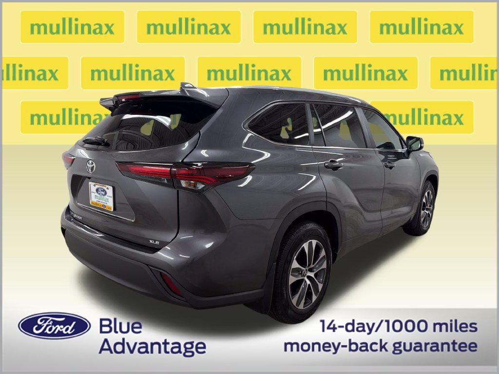 Used 2024 Toyota Highlander XLE FWD image 3