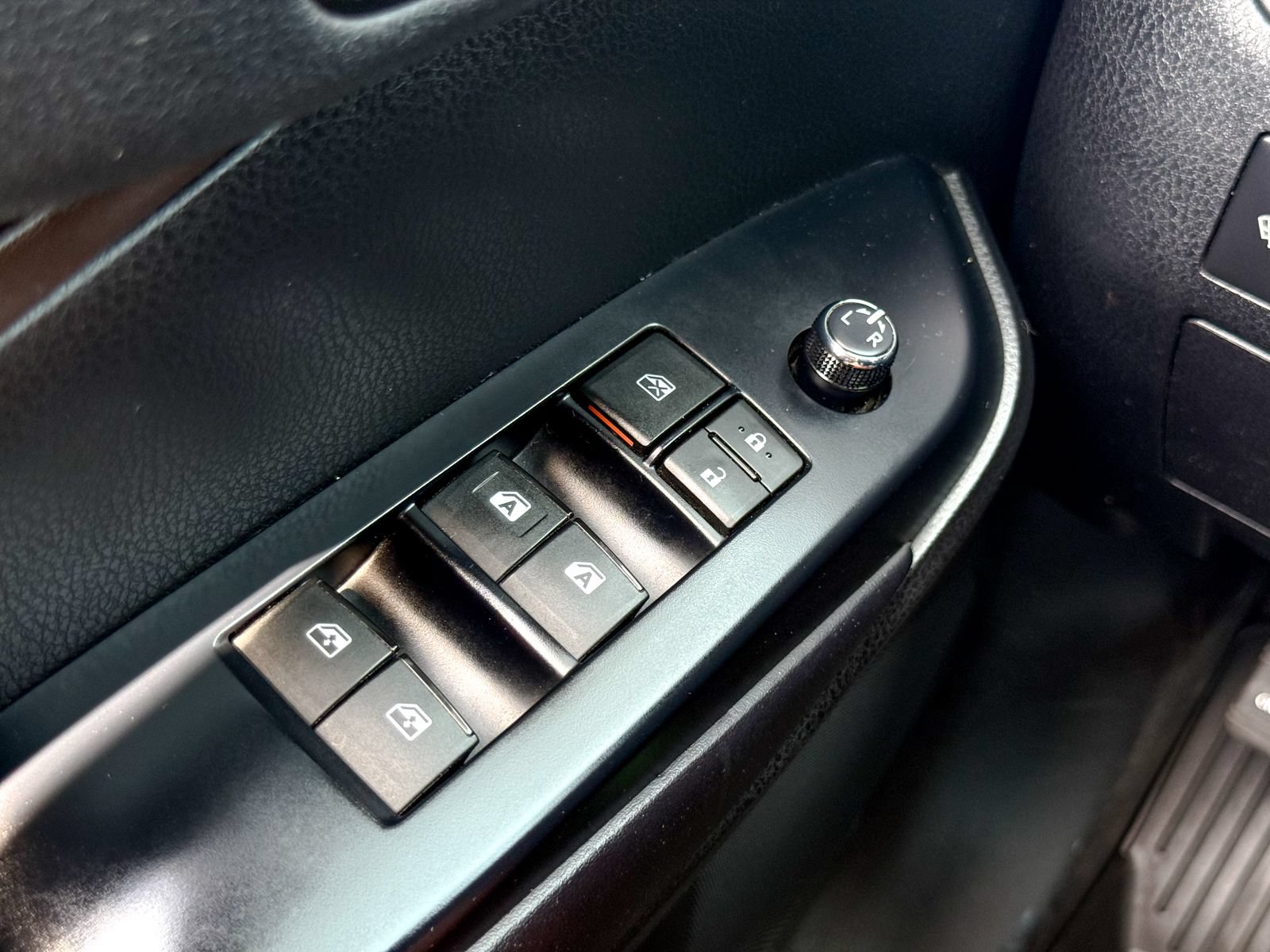 Used 2019 Toyota Highlander XLE AWD/4WD image 29