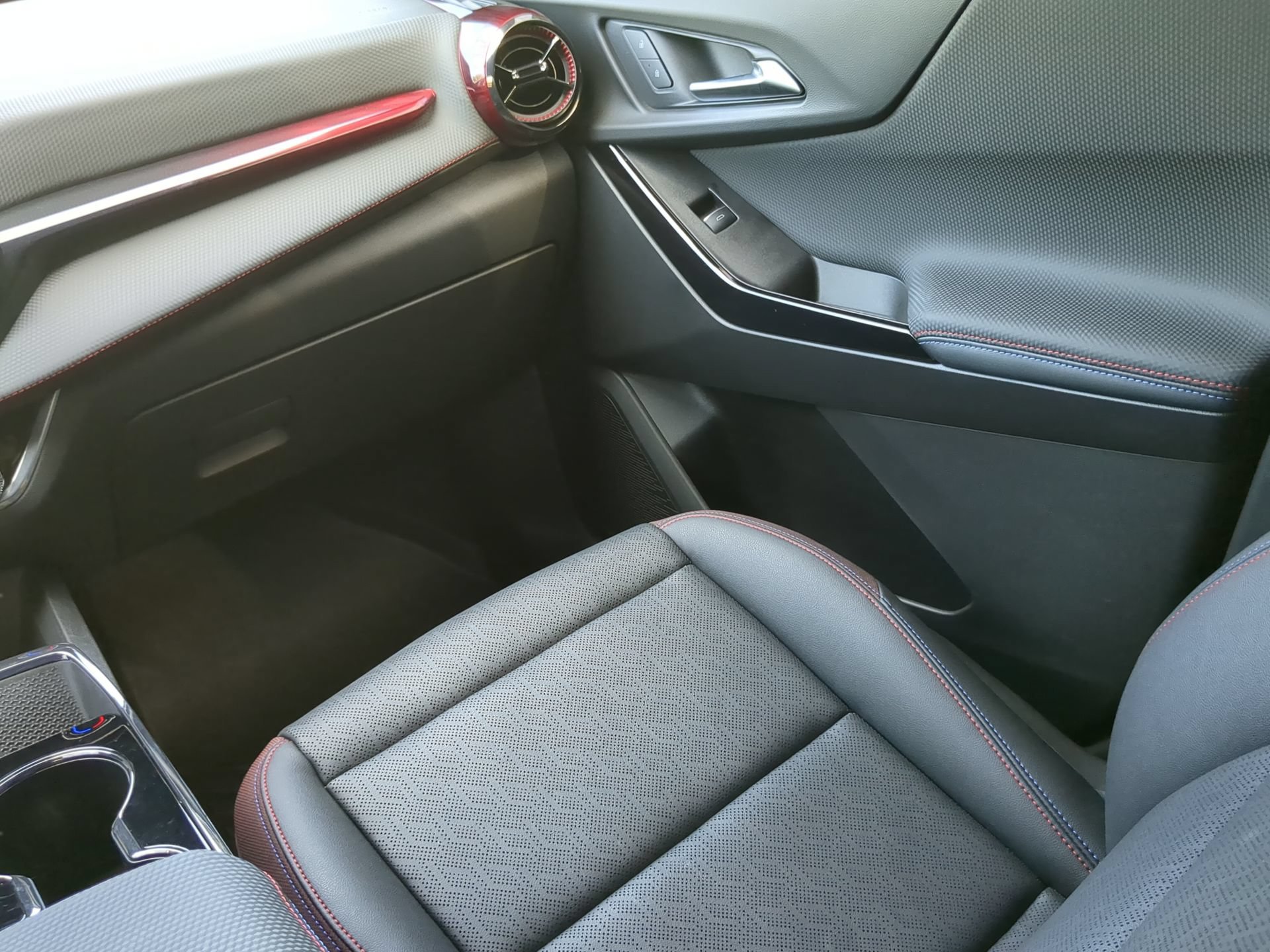 Used 2025 Chevrolet Equinox RS w/ Convenience Package III FWD image 53