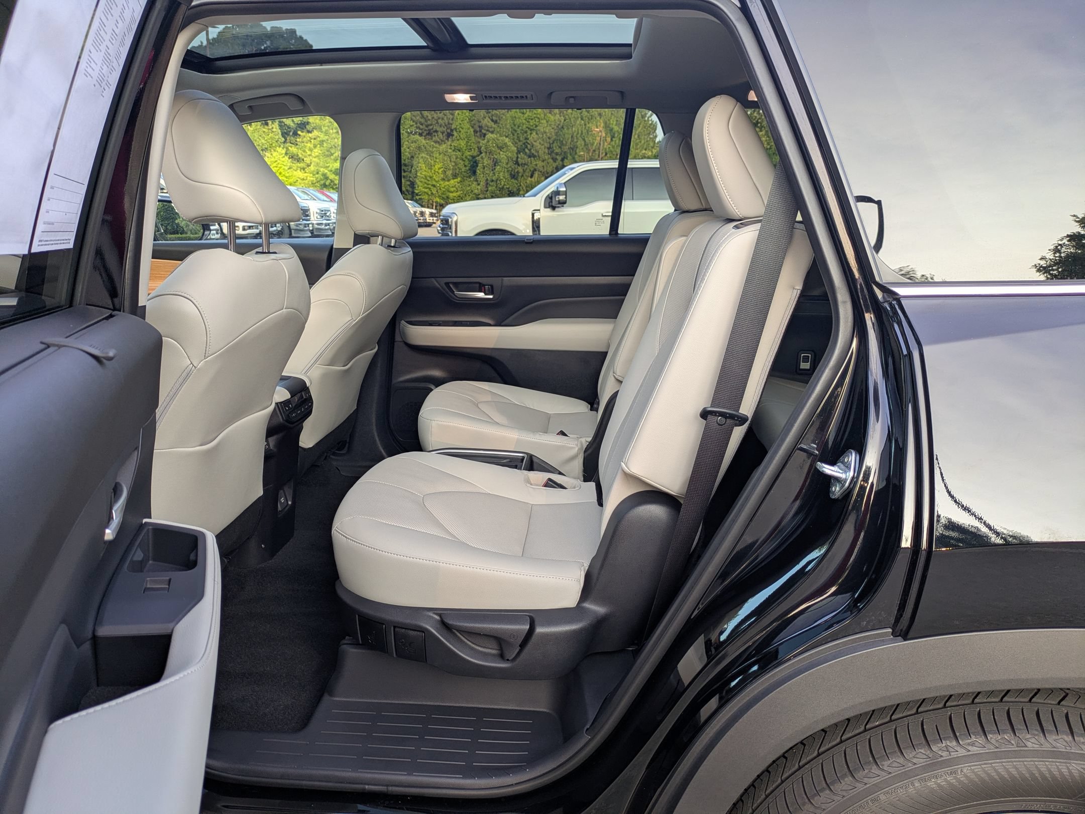 Used 2025 Toyota Grand Highlander AWD image 28