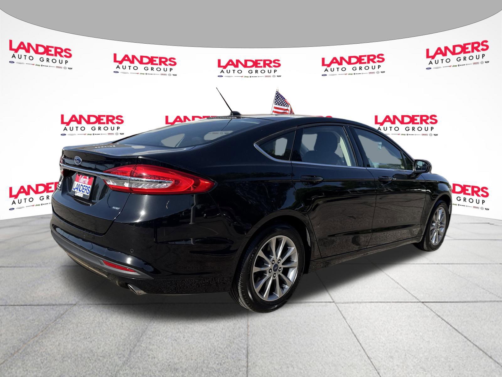 Certified 2017 Ford Fusion SE w/ Fusion SE Technology Package FWD image 3