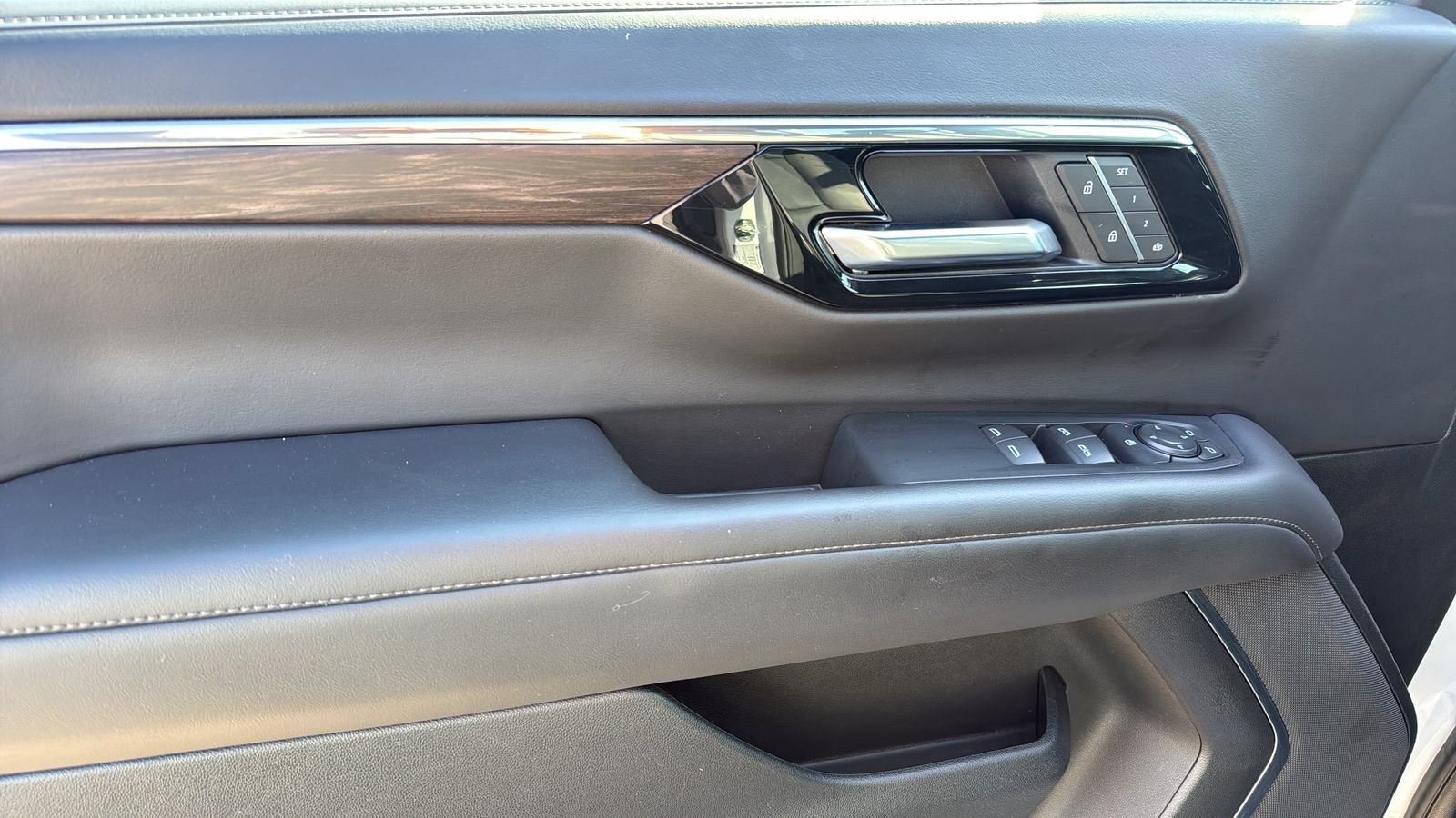 Used 2025 Chevrolet Tahoe LT RWD image 9