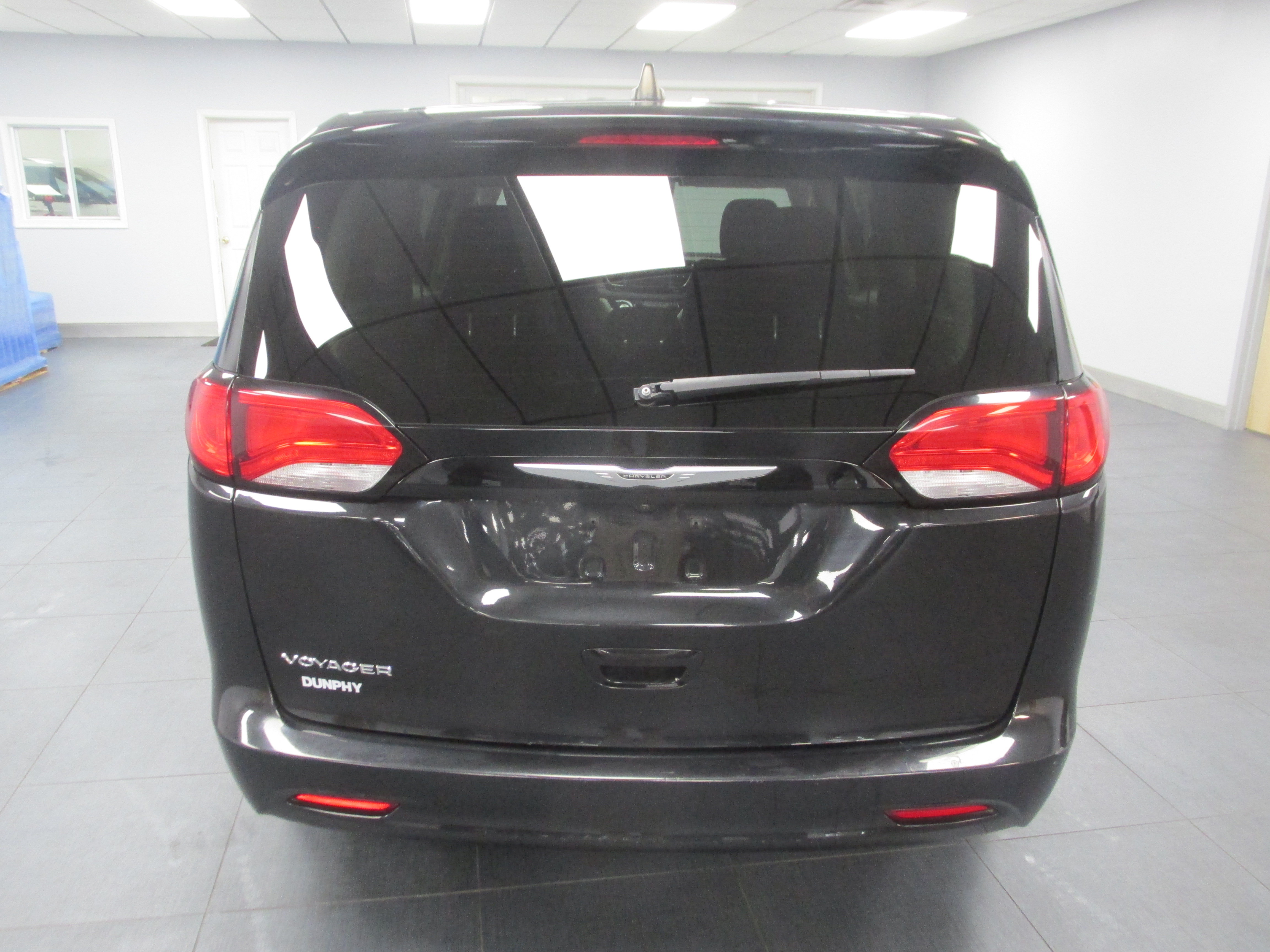 Used 2023 Chrysler Voyager LX FWD image 6