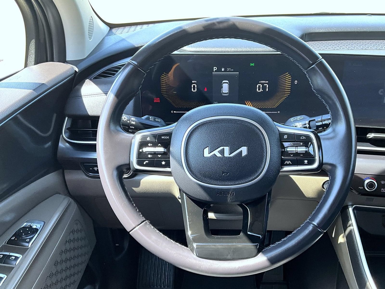 Used 2025 Kia Carnival FWD image 11