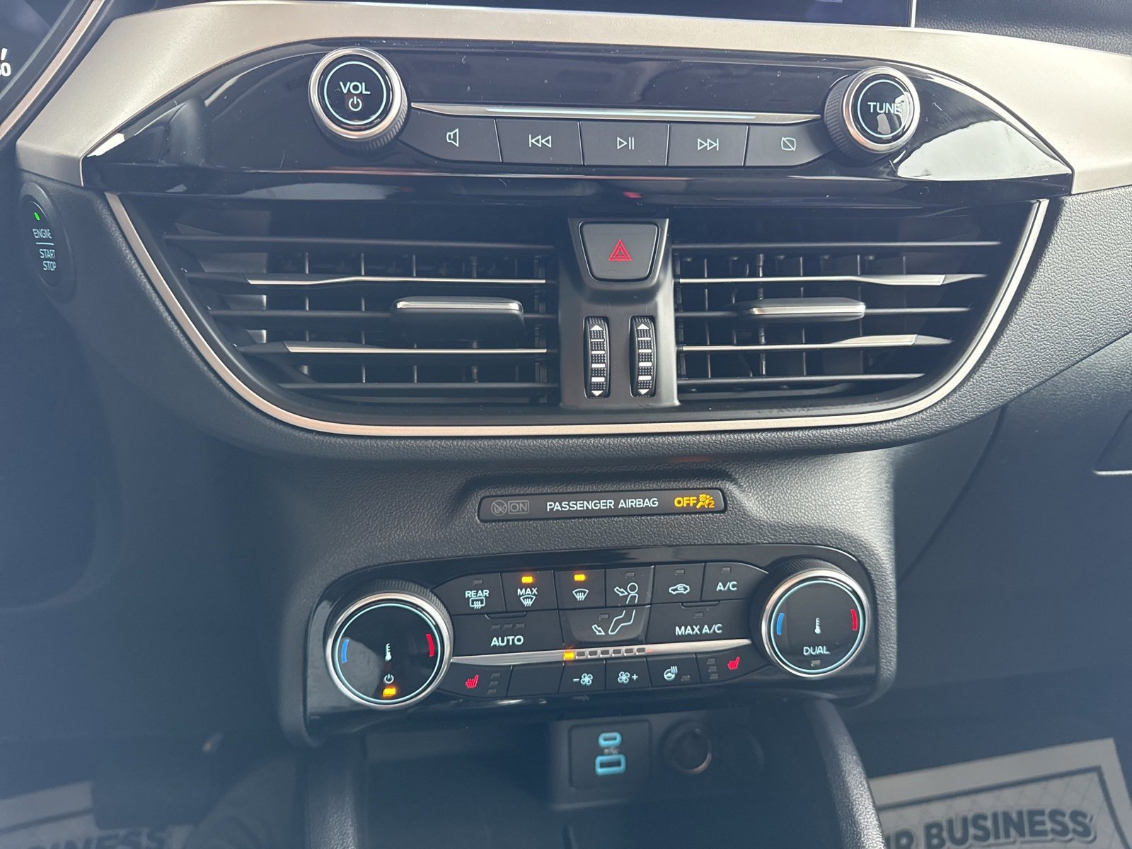 Certified 2022 Ford Escape SE w/ SE Sport Appearance Package image 28