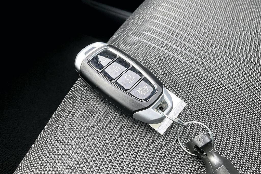 Used 2024 Hyundai Venue Limited FWD image 11