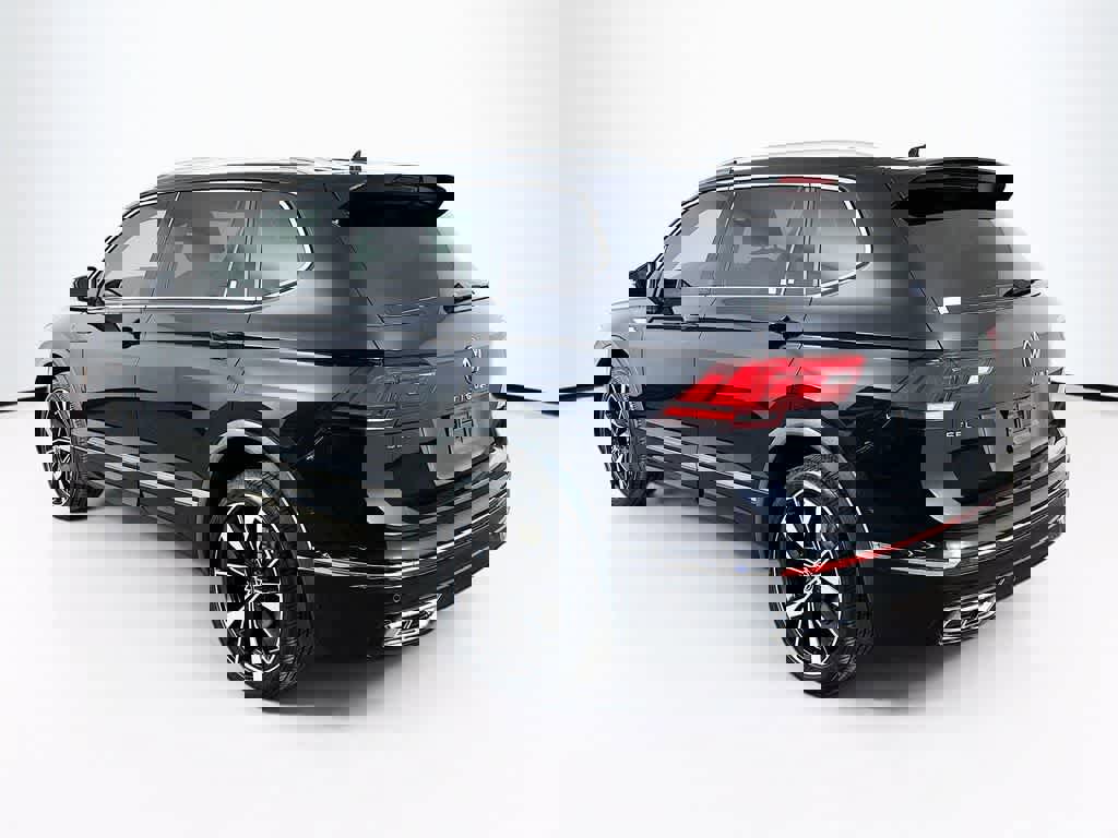 Used 2022 Volkswagen Tiguan SEL R-Line image 3