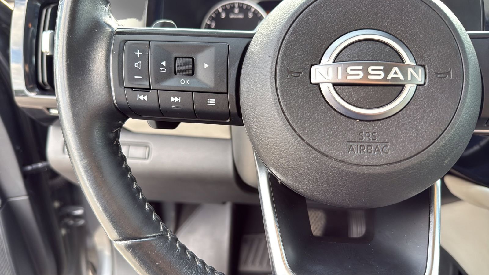 Used 2024 Nissan Pathfinder SV FWD image 16