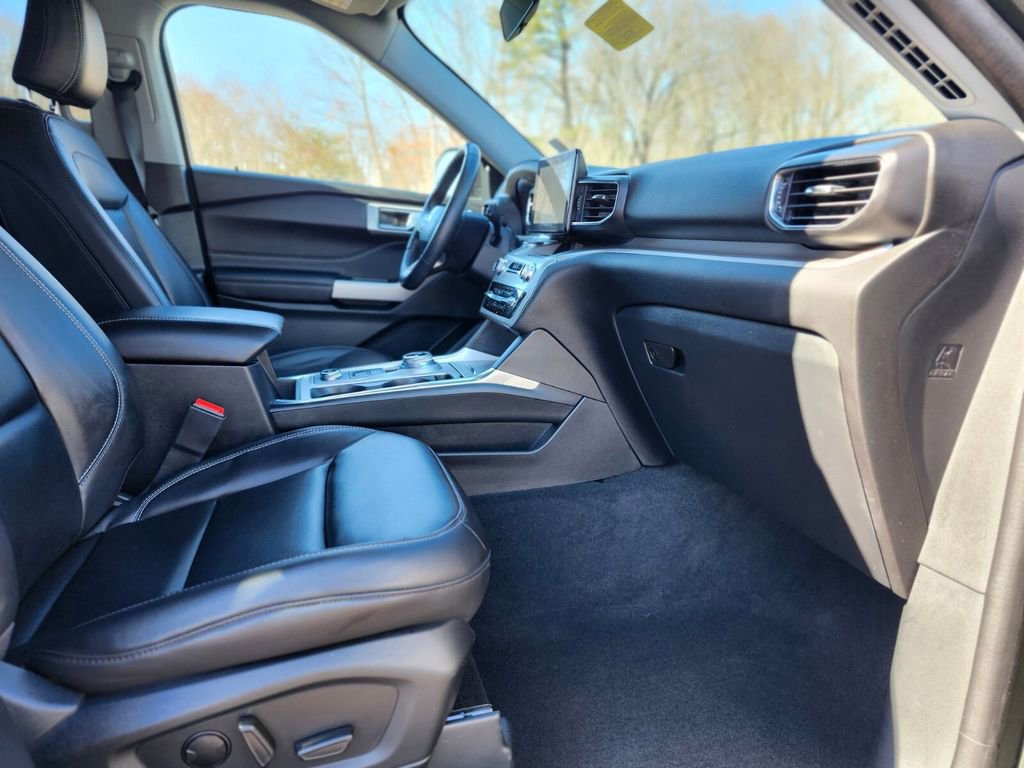 Certified 2022 Ford Explorer XLT w/ Equipment Group 202A image 11