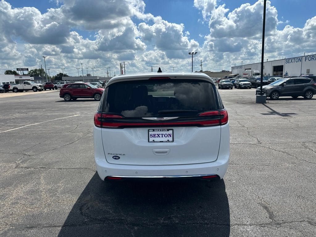 Used 2023 Chrysler Pacifica Touring-L FWD image 6