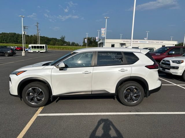 Used 2025 Nissan Rogue SV AWD/4WD image 2