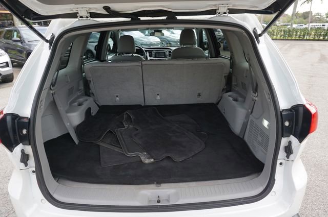 Used 2019 Toyota Highlander LE AWD/4WD image 19